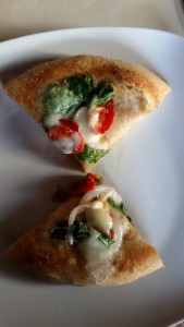 PIZZA IN TEGLIA CON CIPOLLA RAMATA e POMODORINI