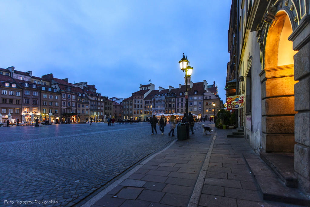 Fb8 Varsavia Piazza del Mercato di sera