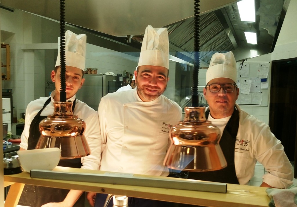 al centro lo chef Antonio Petrone