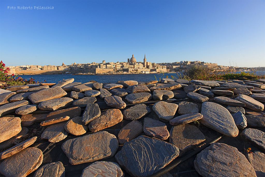 Valletta con pietre