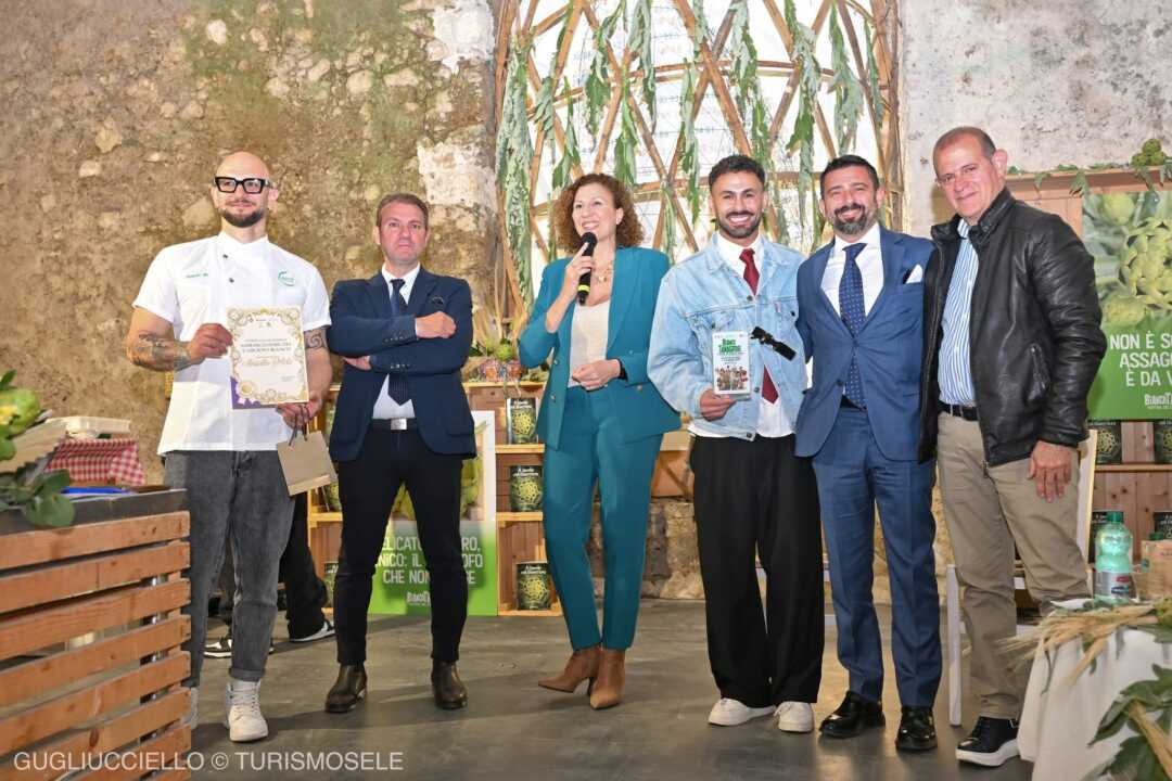 Aniello Mele a sx neo ambasciatore carciofo bianco